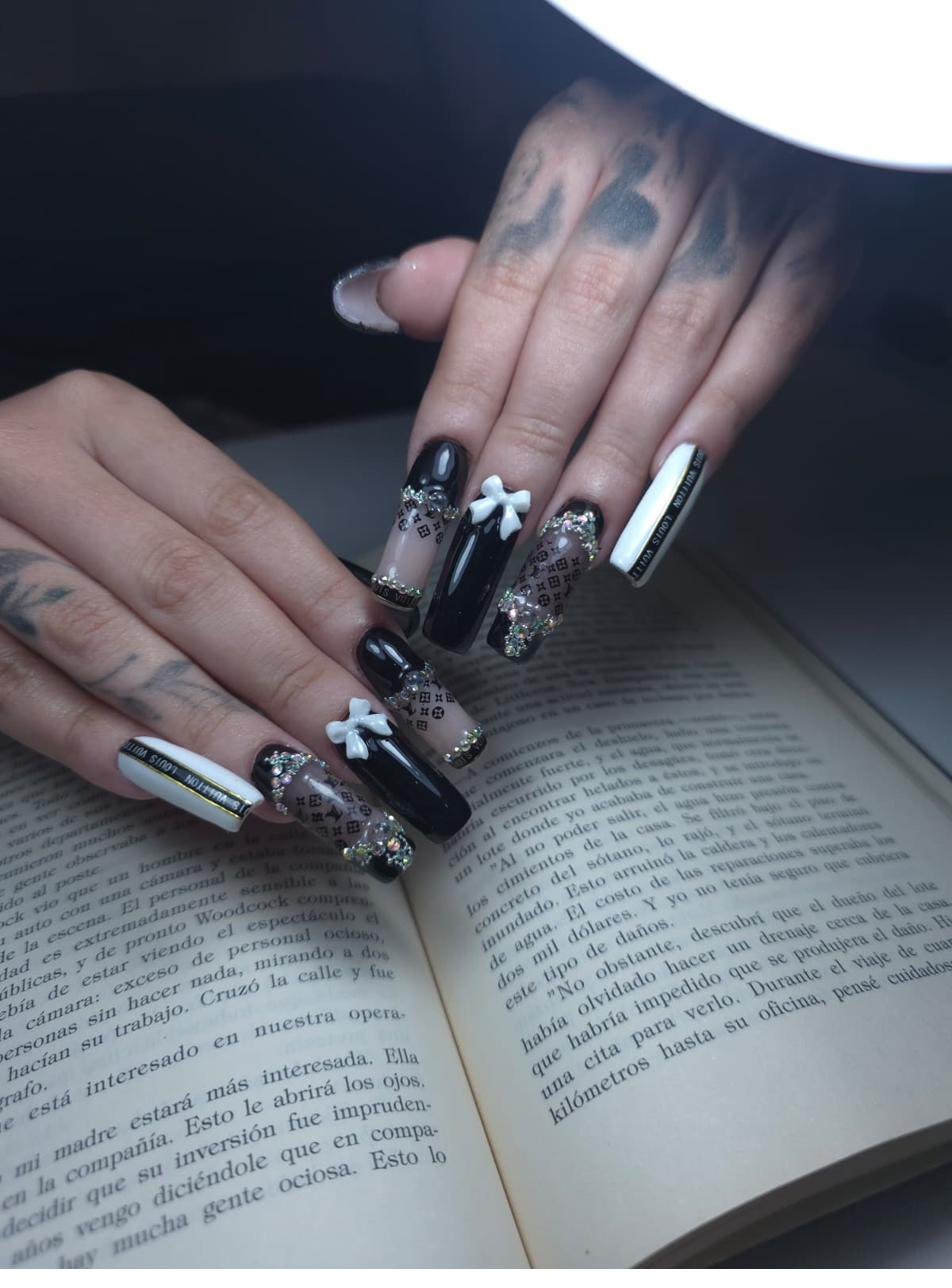 Uñas cromadas con apliques