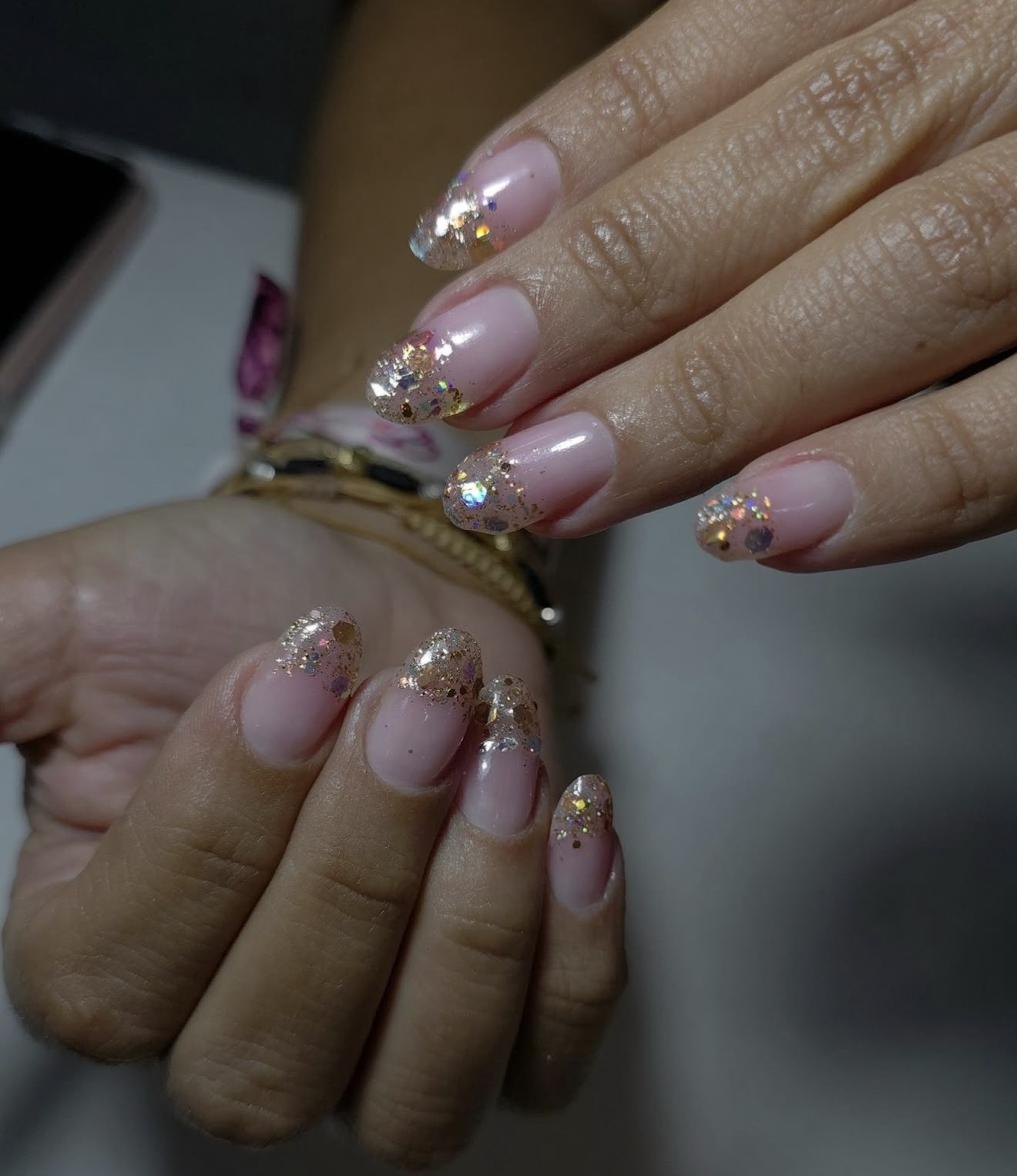 Uñas con glitter dorado