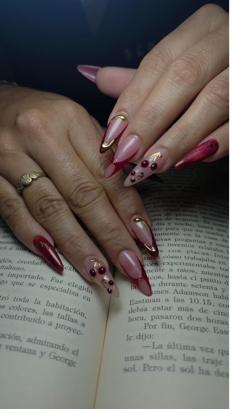 Uñas tono rosa con diseño