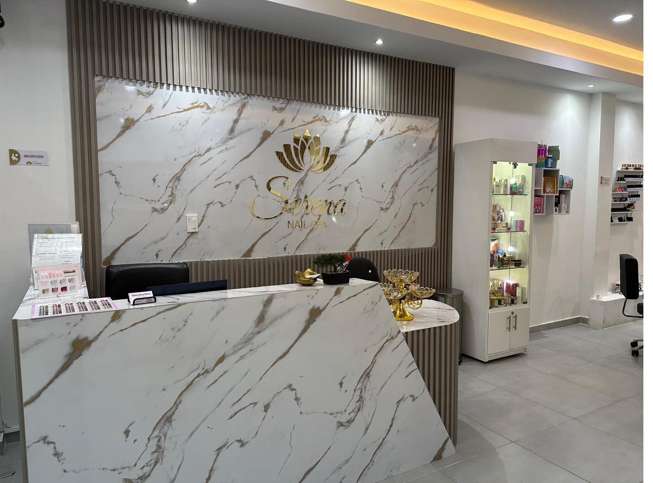 Recepción de Serena Nail Spa en mármol con detalle dorado